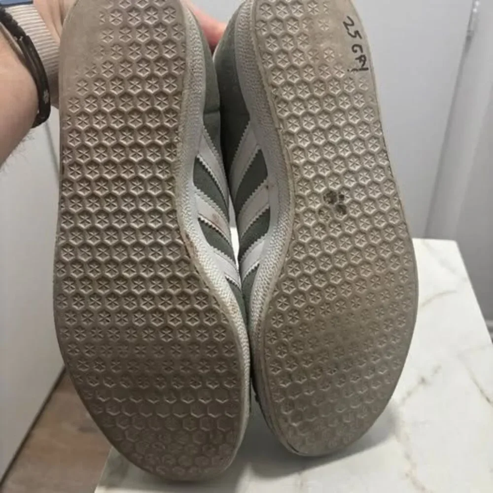 adidas Originals Womens Gazelle Shoes Size 8.5 Grey Suede Sneakers